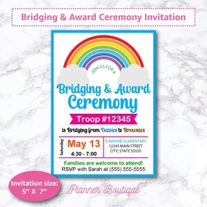 Puede incluir: Una invitación azul y rosa con un arcoíris y nubes. Dice "Bridging & Award Ceremony" y "Troop #12345 is Bridging from Daisies to Brownies". La fecha es el 13 de mayo, de 4:30 a 7:00. La ubicación es Sunshine Elementary, 12345 Main Street, City, State 55555. Dice "Families are welcome to attend!" y "RSVP with Sarah at (555) 555-5555".