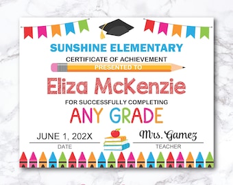 Peut inclure: Un certificat de réussite coloré pour "Eliza McKenzie" pour avoir réussi "ANY GRADE" à "Sunshine Elementary". Le certificat est daté du "1er juin 202X" et signé par "Mme Gamez, Enseignante".