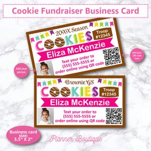 Pode incluir: Design de cartão de visita para arrecadação de fundos de biscoitos. O cartão apresenta o texto "COOKIES" com um gráfico de biscoito, o nome "Eliza McKenzie" e um código QR. O cartão mede 8,89 cm x 5,08 cm.