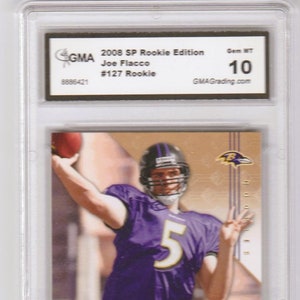 Puede incluir: Una tarjeta de intercambio calificada que presenta una foto de Joe Flacco, un jugador de fútbol americano que lleva una camiseta morada con el número 5, lanzando un balón de fútbol. La tarjeta es de la edición 2008 SP Rookie Edition y está calificada con un 10 por GMA Grading.