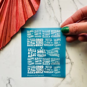 Puede incluir: Una plantilla azul con letras blancas que dice "TRUST MAKE BE KIND MAINTAIN YOUR ROOM FOR YOUR BALANCE VISION YOURSELF MIND BALANCE BE KIND GOOD NEVER TRUST TO ALL VIBES STOP YOUR KIND ONLY GROKING VISION TAKE A LOOK GROW THROUGH EASY INSIDE WHAT YOU", "Phoenix & Spruce" y "PSSILK23".