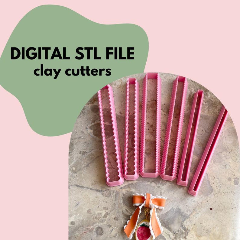 Pu&ograve; includere: Taglierine per argilla rosa in varie forme, tra cui un bordo ondulato e design rettangolari. L'immagine presenta anche un fiocco decorativo con un ciondolo a fragola. Il testo sull'immagine recita "DIGITAL STL FILE clay cutters."