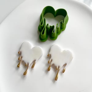 Lerutstickare | droppande hjärtformad utstickare med präglingsblad för polymerlera och keramik | set med 2 speglade stämplar för örhängen