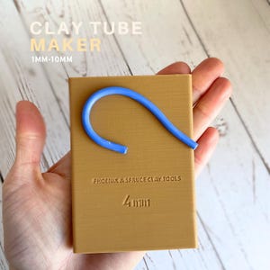 Może przedstawiać: Beżowy przyrząd do robienia tub z gliny z niebieską tubą z gliny. U góry tekst "CLAY TUBE MAKER" i "1MM-10MM". Na dole tekst "PHOENIX & SPRUCE CLAY TOOLS" i "4mm".