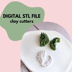 Op de afbeelding: Een set van drie keramische mokken met een gespikkelde, matte afwerking. Elke mok heeft een andere kleur: lichtblauw, crème en grijs. De mokken hebben een eenvoudig, modern ontwerp en een comfortabele handgreep.