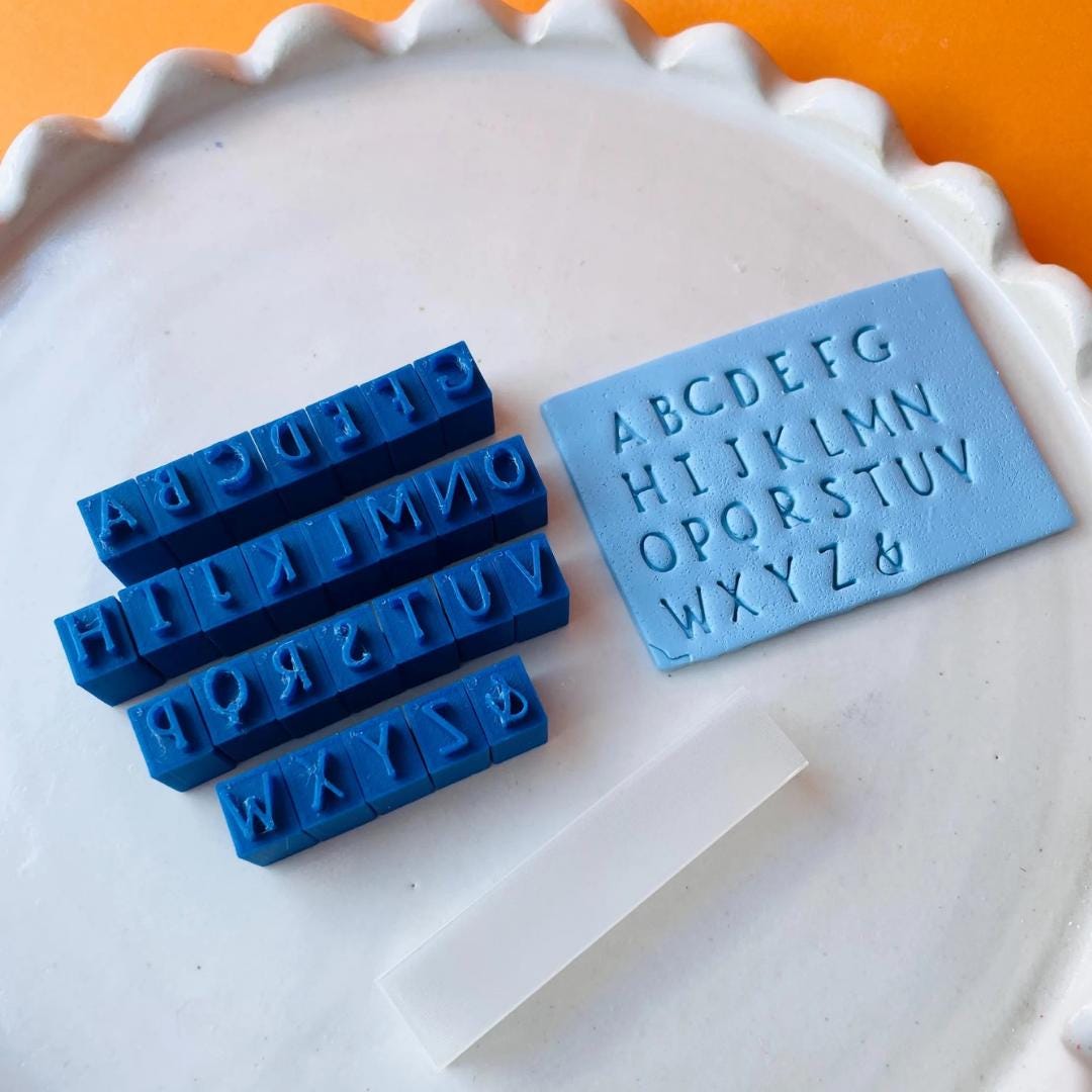 MNYR, timbro vintage goffrato con lettere dell'alfabeto dalla A alla Z