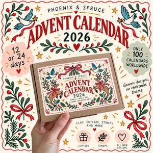 Può includere: Una scatola rettangolare in cartone marrone con un'etichetta recante il testo Phoenix & Spruce Advent Calendar 2026 Small Tools for a More Creative You, decorata con illustrazioni di due cervi, uccelli, fiocchi rossi e fogliame verde.