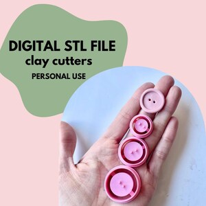 Può includere: Una mano tiene quattro taglia pasta rosa a forma di bottoni. I taglia pasta sono di diverse dimensioni, con il più grande in basso e il più piccolo in alto. Il testo a sinistra recita "DIGITAL STL FILE clay cutters PERSONAL USE."
