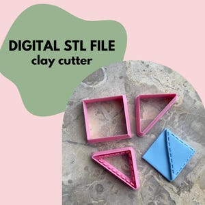 Op de afbeelding: Roze en blauwe kleisnijders, waaronder een vierkant, twee driehoeken en een envelopvorm. De afbeelding bevat de tekst "DIGITAL STL FILE clay cutter" tegen een roze en groene achtergrond.