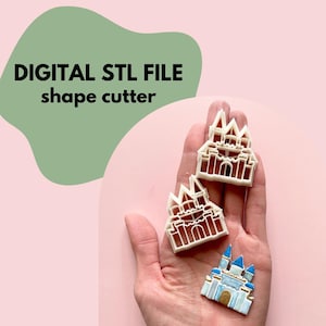 Puede incluir: Tres cortadores de galletas de plástico blanco en forma de castillo. Los cortadores tienen la forma de un castillo de cuento de hadas tradicional con torres y un techo puntiagudo. Los cortadores están en la mano de una persona. El texto "DIGITAL STL FILE shape cutter" está en la imagen.