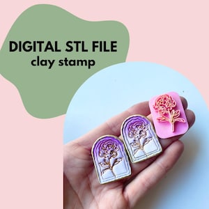 Könnte beinhalten: Das Bild zeigt drei Tonstempel mit floralen Designs. Zwei Stempel zeigen eine lila Blume in einem bogenförmigen Rahmen, während der dritte eine rosa Blume zeigt. Der Text "DIGITAL STL FILE clay stamp" ist oben links sichtbar.