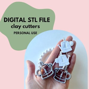 Puede incluir: Un juego de cortadores de arcilla de plástico gris con forma de regadera y dos recortes de arcilla blanca con un diseño de ramita. La imagen incluye el texto DIGITAL STL FILE clay cutters PERSONAL USE en negro sobre fondo verde.