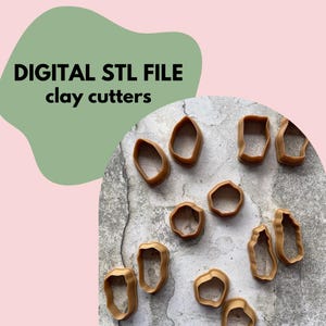 Puede incluir: Un conjunto de cortadores de arcilla de color marrón claro en varias formas orgánicas, dispersos sobre una superficie gris texturizada. La imagen incluye el texto "DIGITAL STL FILE clay cutters" en negro, sobre un fondo rosa y verde.