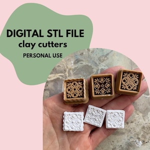 Op de afbeelding: Verschillende vierkante kleisnijders met bloemmotieven worden getoond. De snijders zijn in bruin- en wittinten. De tekst "DIGITAL STL FILE clay cutters PERSONAL USE" is zichtbaar op de achtergrond.