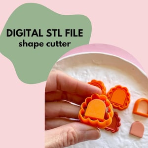 Op de afbeelding: Een set oranje plastic koekjesvormen in de vorm van bogen met gegolfde randen. De vormen liggen op een wit bord. DIGITAL STL FILE shape cutter.