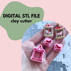 Puede incluir: Cortadores de arcilla rosas con forma de carrusel y caballos. Se muestran dos colgantes de carrusel con tejados rojos y detalles dorados. El texto "DIGITAL STL FILE clay cutter" está en la esquina superior izquierda.