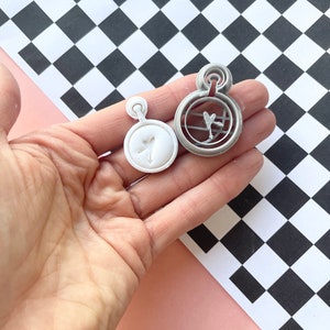 Klocklera utstansar | Hattmakare formad utstansad för polymerlera örhängen | Alices äventyr lerutstansad | Underlandet lerstämpel | lerverktyg