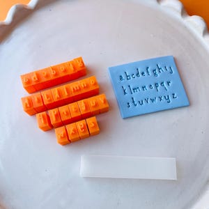 Sellos de arcilla con alfabeto / Sellos de arcilla polimérica con letras cursivas pequeñas de 4,8 mm / Sello de relieve para aretes / Sello de jabón / Herramientas de joyería #NOV24-5