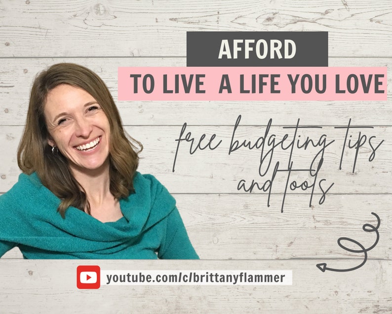 Pu&ograve; includere: Una donna sorride e guarda la telecamera. Lo sfondo &egrave; un pannello di legno bianco con il testo "AFFORD TO LIVE A LIFE YOU LOVE free budgeting tips and tools youtube.com/c/brittanyflammer".