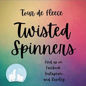 Peut inclure: Un graphique color&eacute; avec le texte "Tour de Fleece Twisted Spinners" et une silhouette blanche de deux alpagas sur une lune bleue. Le texte "find us on facebook, Instagram, and Ravelry" est sous la lune.