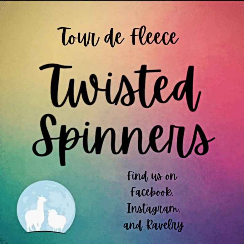 Peut inclure: Un graphique color&eacute; avec le texte "Tour de Fleece Twisted Spinners" et une silhouette blanche de deux alpagas sur une lune bleue. Le texte "find us on facebook, Instagram, and Ravelry" est sous la lune.