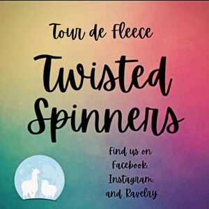 K&ouml;nnte beinhalten: Eine bunte Grafik mit dem Text "Tour de Fleece Twisted Spinners" und einer wei&szlig;en Silhouette von zwei Alpakas auf einem blauen Mond. Der Text "find us on facebook, Instagram, and Ravelry" befindet sich unter dem Mond.