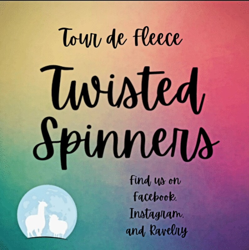 K&ouml;nnte beinhalten: Eine bunte Grafik mit dem Text "Tour de Fleece Twisted Spinners" und einer wei&szlig;en Silhouette von zwei Alpakas auf einem blauen Mond. Der Text "find us on facebook, Instagram, and Ravelry" befindet sich unter dem Mond.