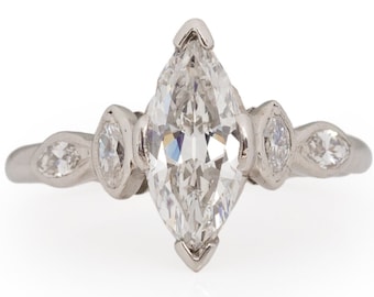 Anillo de compromiso Art Déco de platino de 0,93 ct con diamantes brillantes de talla marquesa, circa 1940 - VEG n.° 1762