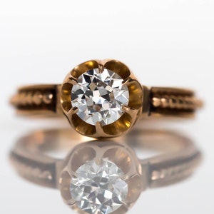 Anillo de compromiso victoriano de oro amarillo de 14 quilates, de 0,91 ct, con diamantes de talla brillante europea antigua en engaste de botón de oro, circa 1890 - VEG n.° 690