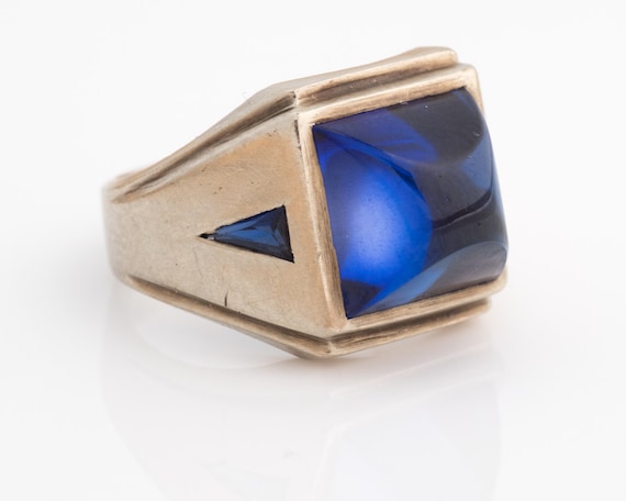 Anello in oro bianco 18k con zaffiro blu al centro e diamanti ai lati | GV