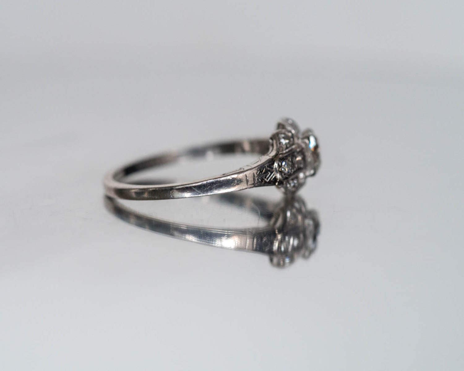 アンティーク　フランス　1920～30 　ディゴワン・パトリシア Circa 1920s Art Deco Platinum GIA Certified .54ct Cushion