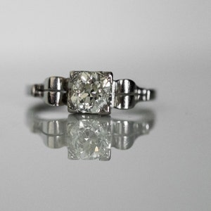 Anillo de compromiso de diamantes Old Mine de talla cojín de 1,14 ct, década de 1930, engastado en platino con engaste tipo cinta. * Certificado GIA - VEG n.° 299