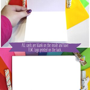 Puede incluir: Un conjunto de tarjetas de felicitaci&oacute;n en blanco con un logotipo de unicornio colorido en la parte posterior. Las tarjetas est&aacute;n en blanco en el interior y tienen un logotipo que dice "Four Letter Word Cards" con el lema "Maneras coloridas de decir que te importa".