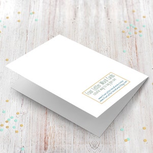 以下が含まれることがあります： 「Four Letter Word Cards」と「colorful ways to say you care」というテキストが、金色と青色の枠で囲まれた空白の白いカード。テキストには、ウェブサイトのアドレス「www.fourletterwordsandgifts.com」も含まれています。