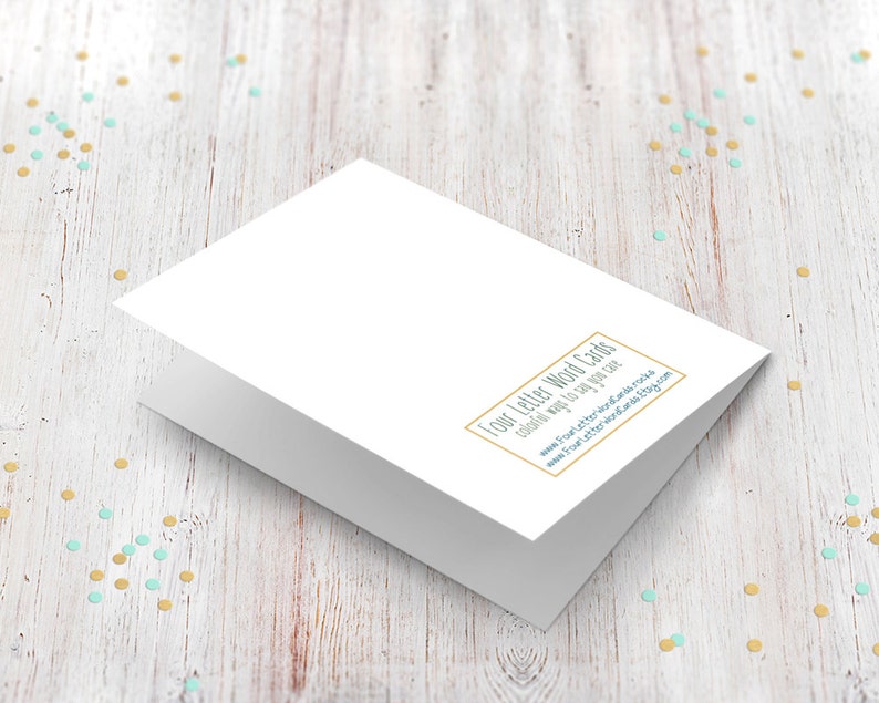 以下が含まれることがあります： 「Four Letter Word Cards」と「colorful ways to say you care」というテキストが、金色と青色の枠で囲まれた空白の白いカード。テキストには、ウェブサイトのアドレス「www.fourletterwordsandgifts.com」も含まれています。