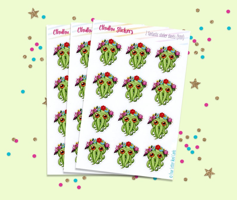Pu&ograve; includere: Due fogli di adesivi con un Cthulhu dei cartoni animati che indossa una corona di fiori. Gli adesivi sono bianchi con uno sfondo verde e sono stampati con il testo "Cthulhu Stickers" e "2 fantastic sticker sheets (A4)".