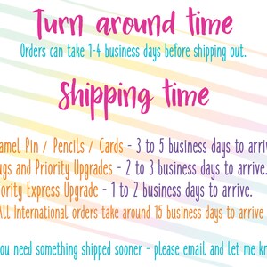 K&ouml;nnte beinhalten: Eine bunte Grafik mit dem Text "Turn around time" und "Shipping time" in Pink. Die Grafik listet die gesch&auml;tzten Lieferzeiten f&uuml;r verschiedene Artikel auf, darunter Emaillestifte, Bleistifte, Karten, Tassen und Priorit&auml;ts-Upgrades. Au&szlig;erdem wird darauf hingewiesen, dass internationale Bestellungen etwa 15 Werktage ben&ouml;tigen, um anzukommen.