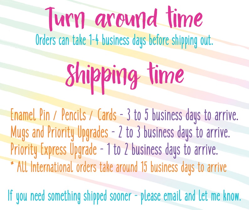 K&ouml;nnte beinhalten: Eine bunte Grafik mit dem Text "Turn around time" und "Shipping time" in Pink. Die Grafik listet die gesch&auml;tzten Lieferzeiten f&uuml;r verschiedene Artikel auf, darunter Emaillestifte, Bleistifte, Karten, Tassen und Priorit&auml;ts-Upgrades. Au&szlig;erdem wird darauf hingewiesen, dass internationale Bestellungen etwa 15 Werktage ben&ouml;tigen, um anzukommen.