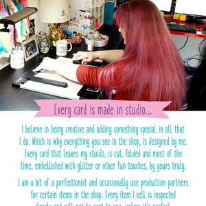 Puede incluir: Una mujer con el pelo rosa trabaja en un escritorio con un ordenador y una alfombra de corte. El texto de la imagen dice: "Cada tarjeta se hace en el estudio... Creo en ser creativo y a&ntilde;adir algo especial en todo lo que hago. Por eso todo lo que ves en la tienda est&aacute; dise&ntilde;ado por m&iacute;. Cada tarjeta que sale de mi estudio se corta, se dobla y, la mayor&iacute;a de las veces, se adorna con purpurina u otros toques divertidos, por tu servidora. Soy un poco perfeccionista y ocasionalmente uso socios de producci&oacute;n para ciertos art&iacute;culos de la tienda. Cada art&iacute;culo que vendo se inspecciona cuidadosamente y no se te enviar&aacute; hasta que no sea perfecto. Esa es mi promesa y mi compromiso contigo. &copy; 2019 Four Letter Word Cards"