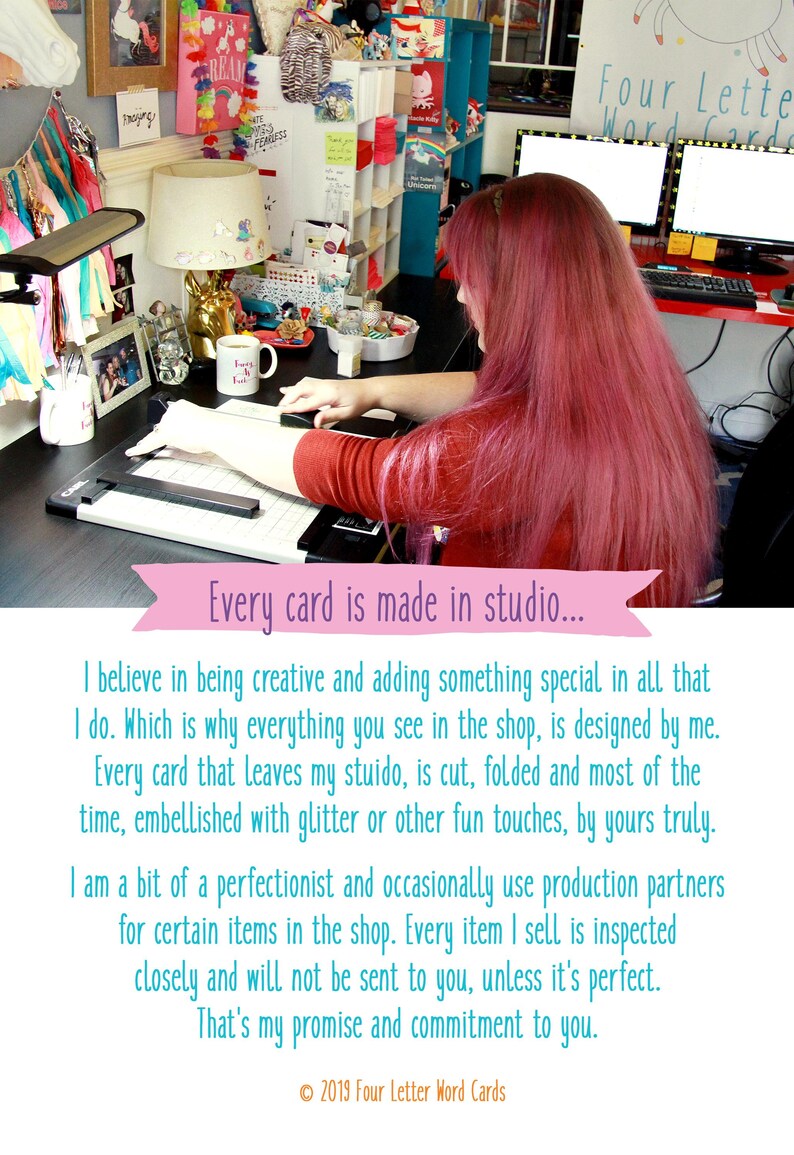 Puede incluir: Una mujer con el pelo rosa trabaja en un escritorio con un ordenador y una alfombra de corte. El texto de la imagen dice: "Cada tarjeta se hace en el estudio... Creo en ser creativo y a&ntilde;adir algo especial en todo lo que hago. Por eso todo lo que ves en la tienda est&aacute; dise&ntilde;ado por m&iacute;. Cada tarjeta que sale de mi estudio se corta, se dobla y, la mayor&iacute;a de las veces, se adorna con purpurina u otros toques divertidos, por tu servidora. Soy un poco perfeccionista y ocasionalmente uso socios de producci&oacute;n para ciertos art&iacute;culos de la tienda. Cada art&iacute;culo que vendo se inspecciona cuidadosamente y no se te enviar&aacute; hasta que no sea perfecto. Esa es mi promesa y mi compromiso contigo. &copy; 2019 Four Letter Word Cards"