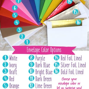 Puede incluir: Un gr&aacute;fico que muestra 16 opciones de colores de sobres. Los colores son blanco, marfil, kraft, rojo, naranja, rosa brillante, rosa claro, morado, azul oscuro, azul brillante, verde oscuro, verde lima, amarillo, rojo con forro de l&aacute;mina dorada, plateado con forro de l&aacute;mina dorada y dorado con forro de l&aacute;mina dorada. El texto dice "Opciones de color de sobre" y "&iexcl;Elija su color de sobre o d&eacute;jenos sorprenderlo! *El sobre ser&aacute; de un color complementario."