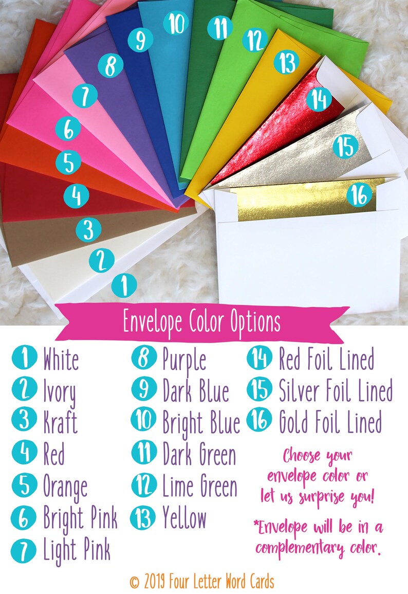 Puede incluir: Un gr&aacute;fico que muestra 16 opciones de colores de sobres. Los colores son blanco, marfil, kraft, rojo, naranja, rosa brillante, rosa claro, morado, azul oscuro, azul brillante, verde oscuro, verde lima, amarillo, rojo con forro de l&aacute;mina dorada, plateado con forro de l&aacute;mina dorada y dorado con forro de l&aacute;mina dorada. El texto dice "Opciones de color de sobre" y "&iexcl;Elija su color de sobre o d&eacute;jenos sorprenderlo! *El sobre ser&aacute; de un color complementario."