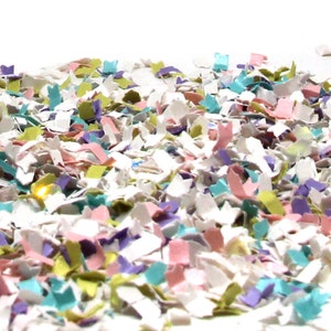Puede incluir: Un mont&oacute;n de confeti colorido hecho de papel triturado en tonos de rosa, verde, azul y blanco.