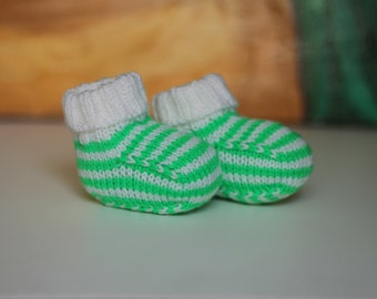 Newborn baby booties Hand knit boots 0-3 month Baby shower gift