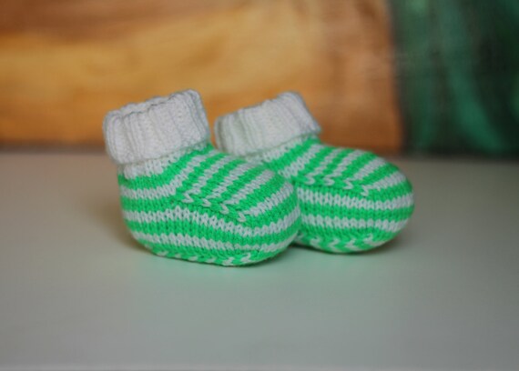 knit newborn booties