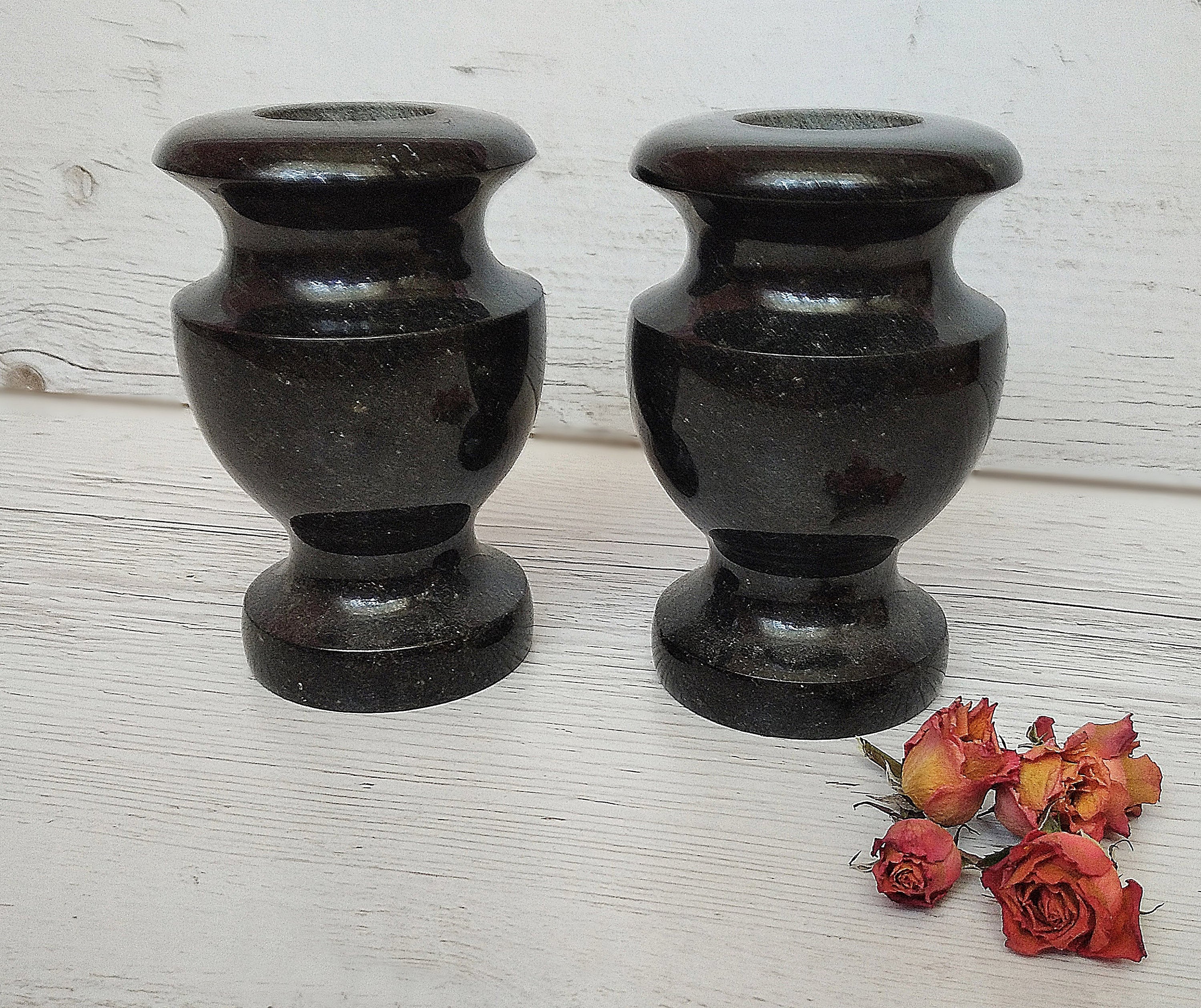 Coppia di vasi di fiori del cimitero Vaso tombale Set di vasi per la testa  Vaso in granito laterale abbinato per fiori Vaso in pietra commemorativa  Decorazione lapide -  Italia