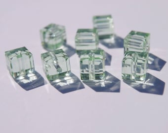 1 cubic Swarovski 4 mm peridot