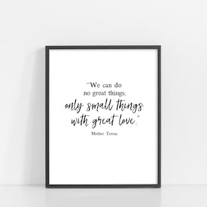 Puede incluir: Impresión enmarcada en blanco y negro con una cita de la Madre Teresa: "No podemos hacer grandes cosas, solo pequeñas cosas con gran amor."