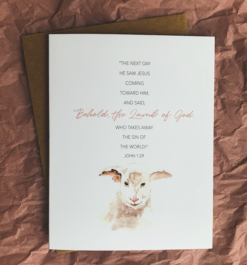 K&ouml;nnte beinhalten: Ein Aquarellbild eines wei&szlig;en Lammes mit dem Text "Siehe, das Lamm Gottes, das die S&uuml;nde der Welt tr&auml;gt!" Johannes 1,29.