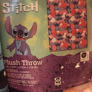 Puede incluir: Una manta de felpa de Disney Stitch, de 127 cm por 178 cm. La manta presenta una imagen grande de Stitch y un patr&oacute;n m&aacute;s peque&ntilde;o de personajes de Stitch sobre un fondo rojo con flores blancas. El embalaje incluye el logotipo de Disney Stitch.